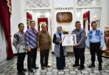 BUPATI INDRAMAYU NINA AGUSTINA TERIMA PENGHARGAAN DARI KAKANWIL KEMENKUMHAM JABAR