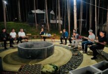 Presiden Jokowi Bersama Menteri Makan Bersama Nasi Goreng Di Tengah Alam IKN