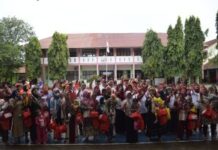 FORKOPIMCAM CANTIGI DAN BPBD INDRAMAYU BERIKAN MAKANAN TAMBAHAN KEPADA BALITA STUNTING