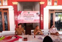 CAMAT PASEKAN LAKUKAN PEMBINAAN SDM APARAT DESA DAN RT/RW