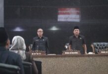 SEKDA PEMKAB INDRAMAYU RINTO WALUYO SAMPAIKAN PENDAPAT TERHADAP RAPERDA INISIATIF DPRD