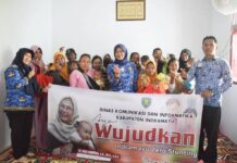 Dinas Kominfo Giat Sosial Berikan Makanan Tambahan Di Kecamatan Tukdana