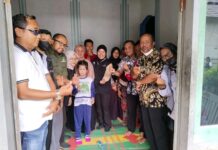 Camat Kroya A Syafruddin AS MM Dampingi Kemensos Beri Bantuan Sosial