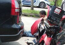 Pengendara Sepeda Motor Tabrak Mobil Sedang Parkir