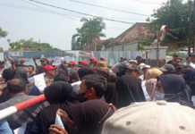 Tuntut Kembalikan Uangnya:Para Nasabah BPR Karya Remaja Demo Geruduk Pendopo Indramayu
