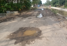 BERITA FOTO:Bingkisan Kado Di Bulan Ramadhan Untuk Dinas PUPR Ruas Jalan Pemkab Indramayu Rusak Parah Di Waru