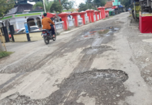 BERITA FOTO:Makin Parah Jalan Depan Polsek Pasekan Rusak Belum Juga Ada Perbaikan