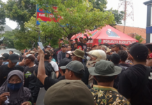 Tuntut Uang Kembali Ratusan Nasabah Demo Didepan Kantor Pusat BPR Karya Remaja Indramayu