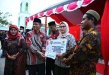 Bupati Indramayu Nina Agustina Serahkan Bantuan Baznas