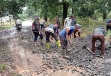 Pemcam Gantar Bersama Warga Bantu Perbaikan Bukti Jalan Masih Pada Rusak