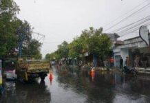 Satpol PP Damkar Indramayu Perbaiki Reklame Di Pasar Kota Mambo