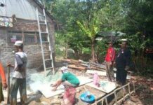 Pemdes Jatimulya Lakukan Perbaikan Rumah Roboh Akibat Bencana Alam