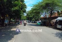 SORANA.CO.ID: IN FICTURE: Ruas Jalan Pemkab Indramayu berlubang yang terletak di Desa Tegalurung Kecamatan Indramayu Kabupaten Indramayu Jawa barat.Jumat (07/04/2023)