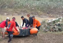 Timsar Gabungan Lakukan Pencarian Korban Tenggelam Di Sungai Cipanas