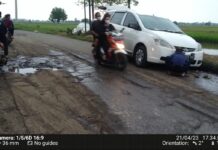 PEMUDIK TERJEBAK JALAN RUSAK BERKUBANG DI GANTAR SANCA INDRAMAYU