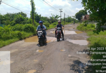 Kerusakan Jalan Pengaruhi Kelancaran Transportasi Ekonomi Babakan Dampyang Mekar Jaya