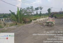 KERUSAKAN JALAN BABAKAN DAMPAYANG GANTAR HAMBAT TRANSPOTASI EKONOMI