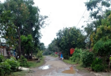 Berita Foto:Perencanaan Pembangunan Pemkab Indramayu Lelet Tampak Abaikan Jalan Rusak Berlubang