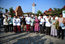 Ketua DPD PDIP Provinsi Jabar Ono Surono Sholat Ied Bersama Bupati Nina Agustina Di Alun-Alun Indramayu