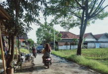 BERITA FOTO:Jalan Rusak Menuju Komplek Perumnas Kota Pabean Udik Indramayu