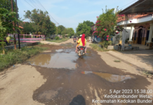 LIHAT BUKTI NYATA:Jalan Kedokanbunder Wetan Kecamatan Kerangkeng RUSAK