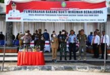 Bupati Indramayu Menjelang Idul Fitri 1444 H Musnahkan Miras Hasil Sitaan Satpol PP Damkar