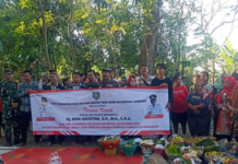 Kuwu Kardam Beserta Masyarakatnya Mengadakan Acara Syukuran Jalan Desa Yang Sudah Di Cor Beton