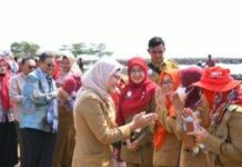 TINGKATKAN PASOKAN AIR PETANI, BUPATI INDRAMAYU BERSAMA ANGGOTA KOMISI V DPR RI TINJAU DAERAH IRIGASI SALURAN CIPELANG