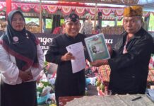 Ady Setiawan Mewakili Bupati Indramayu Berikan Bantuan Uang Atas Lestarikan Adat Unjungan Buyut Suta Jaya