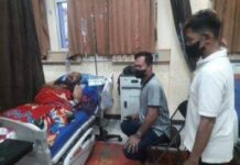 Camat Balongan Besuk Warga Di Rawat Di RSUD Indramayu