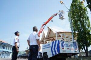 Dishub-Pasang-PJU-Terangkan-SC-300x200