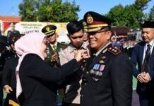 Bupati Indramayu Nina Agustina Sematkan Penghargaan Untuk Kapolres AKBP DR M Fahri Siregar