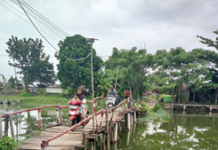 PUSAT KOTA INDRAMAYU MASIH ADA Jembatan Darurat Penyeberang Jalan Pintas Sungai Cimanuk