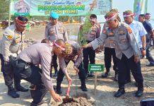 Polres Indramayu Tanam Pohon Di Pantai Wisata Balongan Untuk Penghijauan Sejak Dini