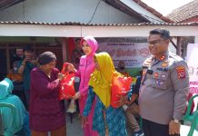 Polres Indramayu Adakan Bakti Kesehatan Dan Berikan Sembako Di Desa Rajasinga