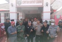 Kirab pusaka dan Obor Indramayu Bermartabat disambut camat Kroya.