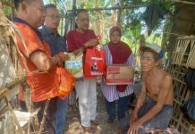 Camat Fauzie Romdhon Didampingi Ketua PKK Kecamatan Lelea Berikan Bantuan Sembako