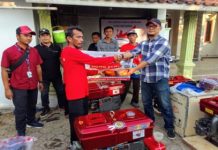 Komisi IV Anggota DPR RI Ono Surono Salurkan Bantuan Untuk Nelayan Tradisional