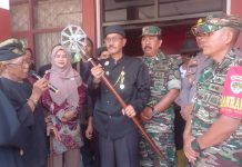 Camat Achmad Fauzie Sambut Tim Kirab Pusaka Leluhur Indramayu Di Kecamatan Lelea