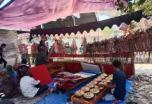 Hiburan Wayang Kulit Unjungan Buyut Tuban Di Pantai Tirtamya Kabupaten Indramayu