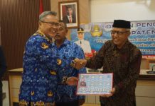 Pj Sekda Indramayu Serahkan Dana Purna Tugas Untuk ASN