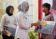 Bupati Indramayu Bagikan Dana Baznas Rp 1,3 Miliar