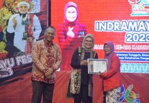 Bupati Nina Agustina Anugerahi Pelaku Seni Budaya Indramayu