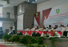 Bupati Indramayu Secara Simbolis Serahkan Kartu Peserta BPJS Ketenagakerjaan Untuk Kepala Desa Dan Pamong