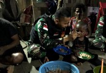 Satgas Yonif 310/KK Masuk Dapur Warga Di Perbatasan RI-PNG