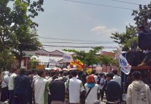 Serikat Pekerja Gelar Unras Menuntut Kenaikan UMK Sebesar 15 Persen Di Indramayu