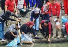 Tebar Benih Ikan Emas Dan Nila Merah Di Sungai Tjimaoek Indramayu