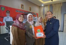 Dinas Capil Indramayu Serahkan KTP Purna Tugas Dalam Penyerahan SK Pensiun