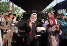 Bupati Indramayu Serahkan Mobil Siaga Desa Rambatan Wetan