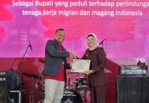 Bupati Indramayu Nina Agustina Terima Penghargaan Acara Peringatan Hari Pekerja Migran Internasional